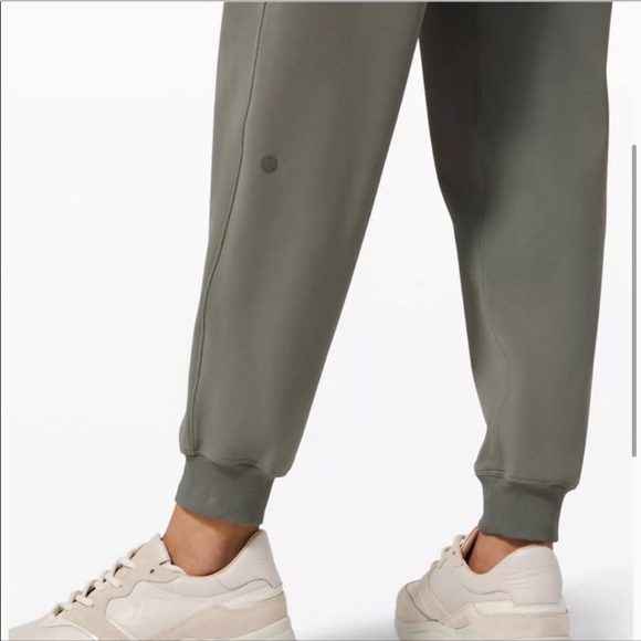 Lululemon On The Fly *Woven - Sage - Picture 3 of 11